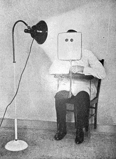 Klant 2 onder grote witte lamp